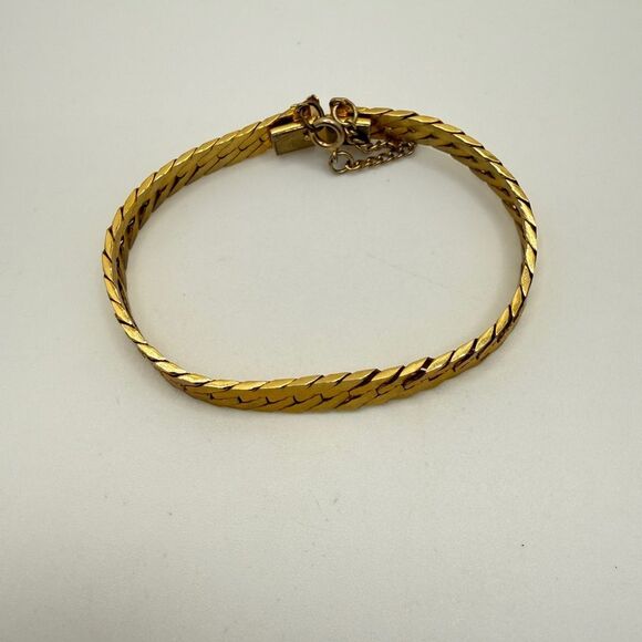 7" Vintage Gold tone metal, thick 7mm herringbone bracelet! - Picture 8 of 9